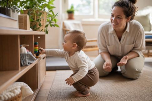 Favoriser l’autonomie de bébé au quotidien : gestes simples et progressifs