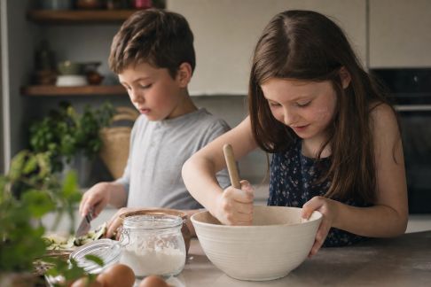 Petits chefs en herbe : comment booster la confiance des enfants en cuisine