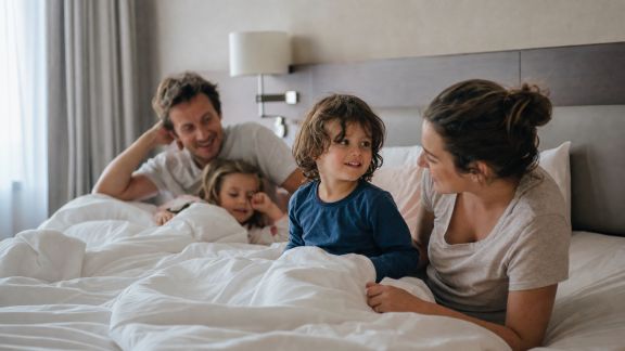 Première nuit hors de la maison : conseils pour bien vivre une nuit d’hôtel en famille
