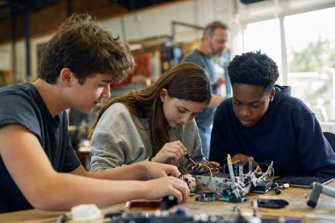 Accompagner la découverte des métiers manuels et techniques chez les adolescents
