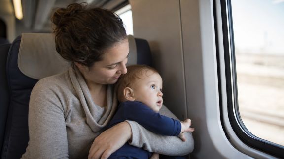 Voyager en train ou en avion avec bébé : préparation, sécurité et organisation