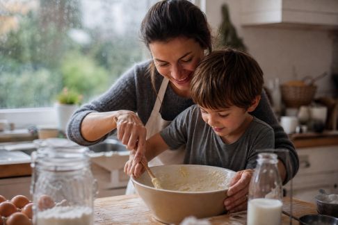 Cuisiner avec les enfants pendant un week-end pluvieux : recettes réconfortantes à partager