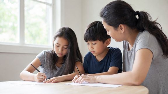 Accompagner son enfant face aux devoirs en groupe : conseils pour une expérience positive