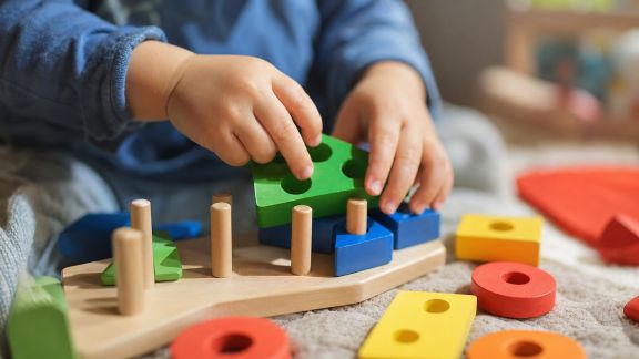 Stimuler la motricité fine : idées ludiques et adaptées pour les tout-petits