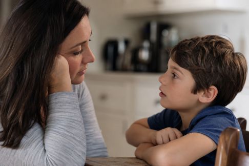 Résoudre les petits mensonges chez l’enfant : dialogue, compréhension et solutions