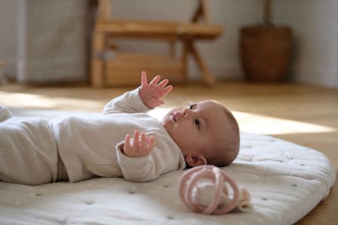 Favoriser le développement moteur : jeux et positions adaptés dès la naissance