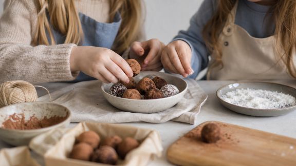 Comment préparer des cadeaux gourmands maison avec les enfants pour offrir toute l’année