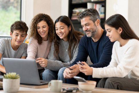 Comment impliquer les ados dans la gestion des réseaux sociaux familiaux (groupes, comptes communs, etc.)
