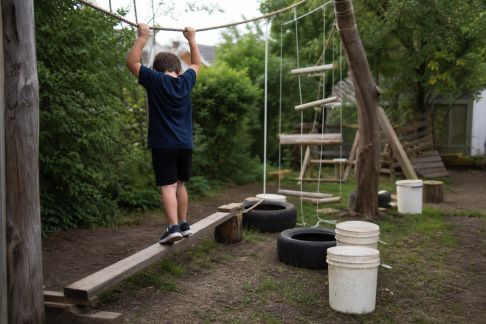 Créer un parcours d'aventures dans le jardin avec trois fois rien