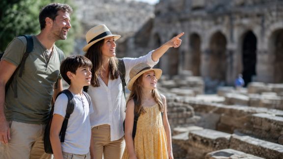 Explorer les sites historiques en famille : conseils pour intéresser tous les âges