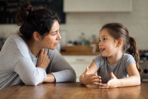 Favoriser l'écoute active à la maison : astuces pour améliorer les échanges éducatifs