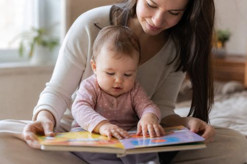 Comment introduire les premiers livres à bébé : moments partagés et développement précoce