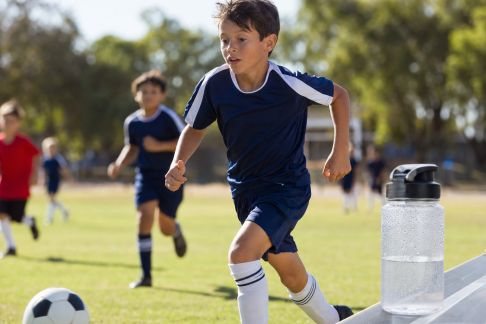 Éviter la déshydratation lors des activités sportives chez l’enfant