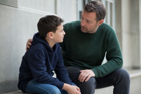 Aider son enfant à gérer la compétition à l’école : conseils pour préserver la confiance en soi