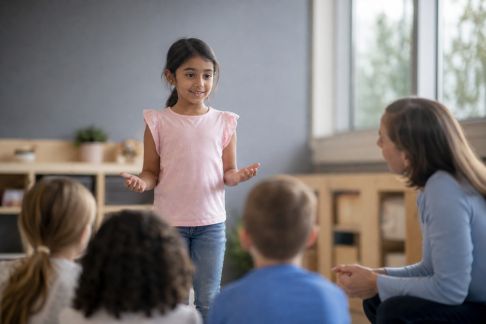 Préparer son enfant à la prise de parole en public : méthodes accessibles