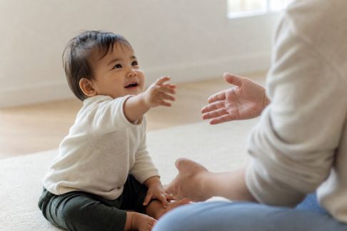 Comprendre le langage corporel de bébé : signaux et réponses concrètes