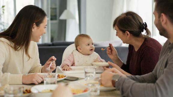 Intégrer bébé aux repas de famille : bonnes pratiques pour un moment paisible