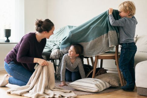 Comment construire une cabane intérieure avec les enfants facilement