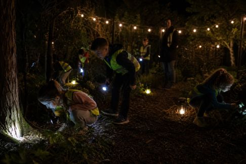 Comment organiser une chasse aux trésors nocturne sécurisée pour enfants