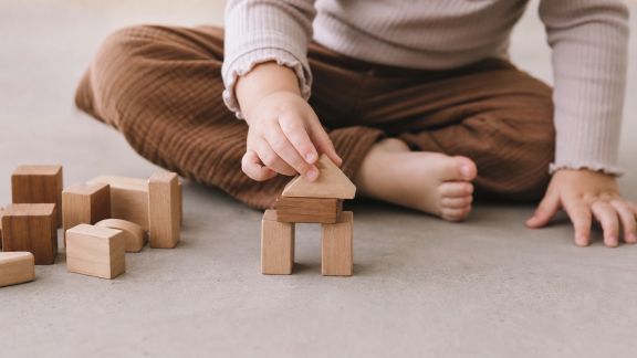 Jeux minimalistes pour stimuler la créativité des tout-petits