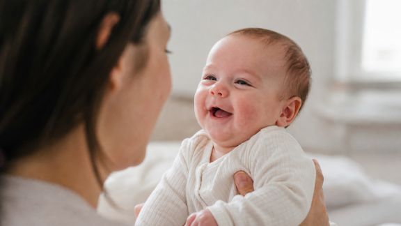 Les premiers sourires de bébé : comprendre et encourager cette étape clé